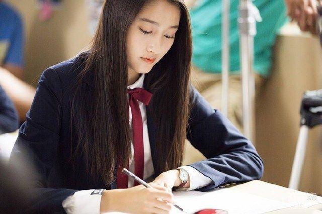 娱乐圈的七位校服女神,关晓彤垫底,郑爽仅排第三,第一实至名归