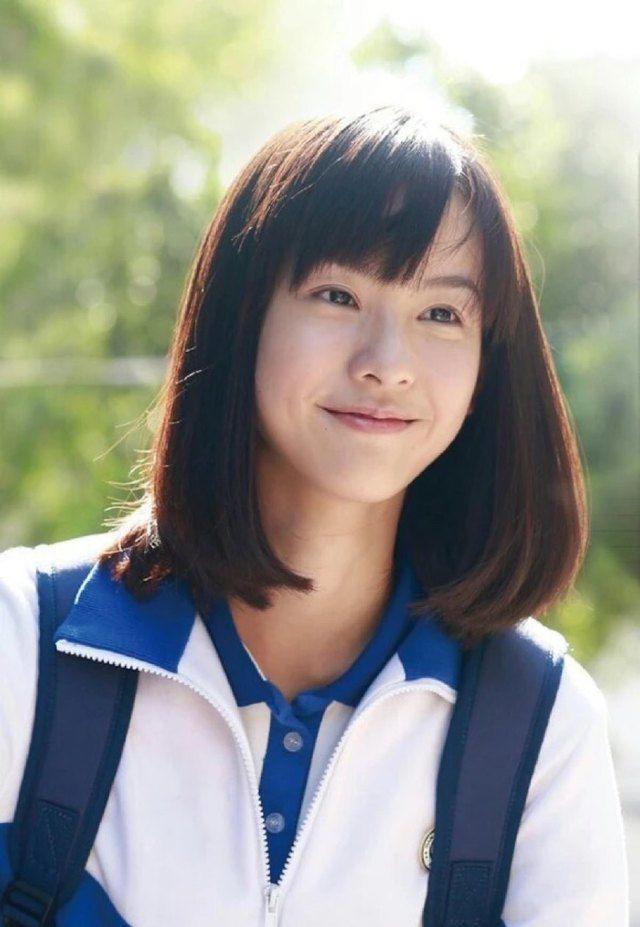 娱乐圈的七位校服女神,关晓彤垫底,郑爽仅排第三,第一实至名归