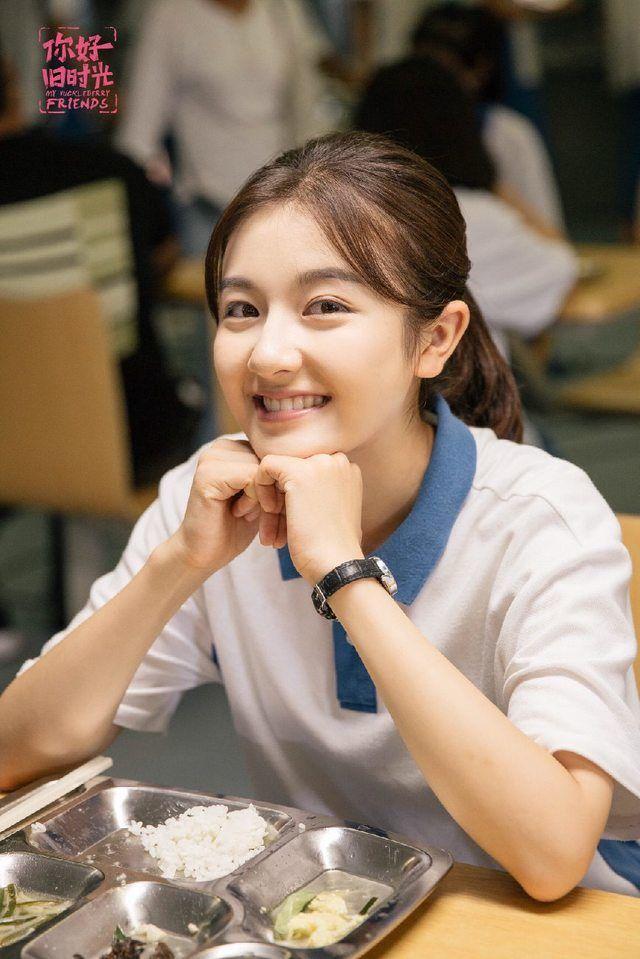 娱乐圈的七位校服女神,关晓彤垫底,郑爽仅排第三,第一实至名归