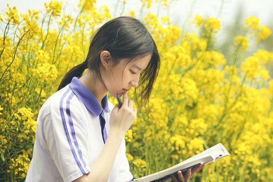 娱乐圈的七位校服女神,关晓彤垫底,郑爽仅排第三,第一实至名归