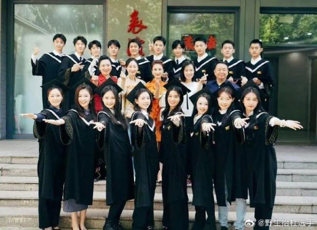 延毕了吗?网友发现北电毕业照没有张子枫 与前男友焉栩嘉避嫌?