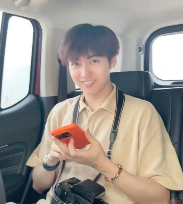 延毕了吗?网友发现北电毕业照没有张子枫 与前男友焉栩嘉避嫌?