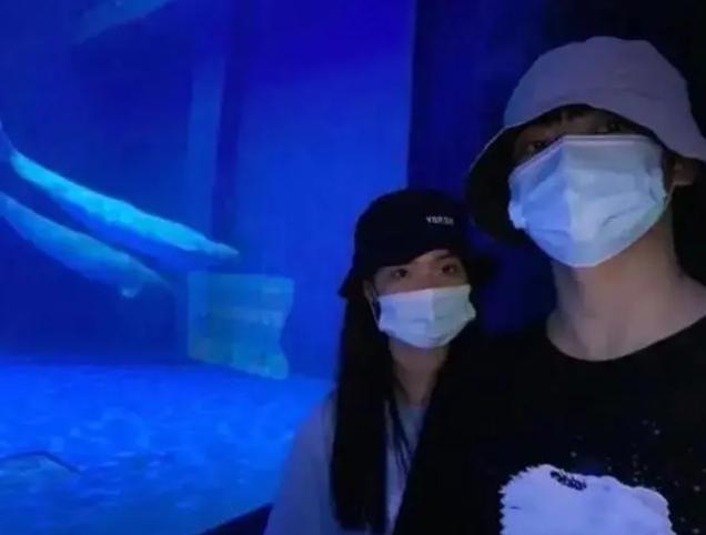 延毕了吗?网友发现北电毕业照没有张子枫 与前男友焉栩嘉避嫌?