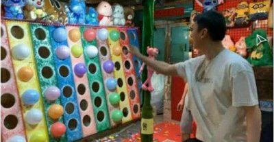 王思聪房祖名结伴游台北,房祖名王思聪现身路边摊玩飞镖射气球