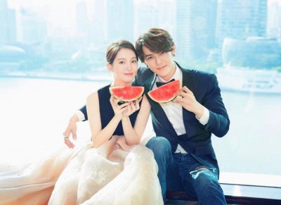 汪东城金晨搂甜蜜浪漫明星双人西装礼裙写真