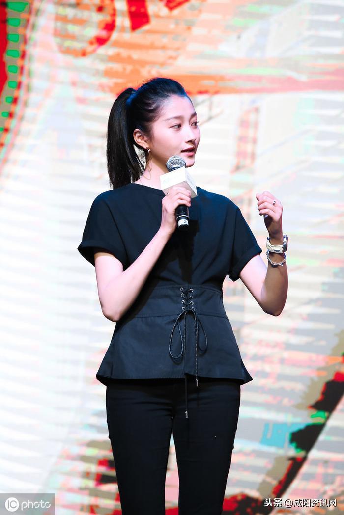 关晓彤出生于艺术世家,祖父曾是北京琴书大师,父亲曾是影视演员