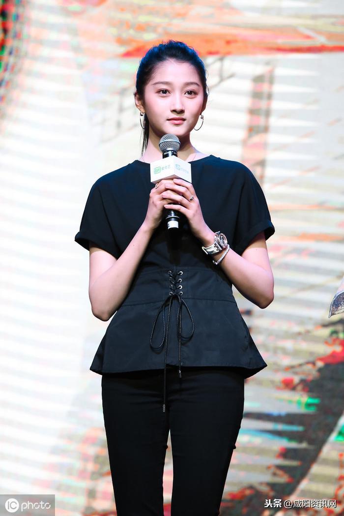 关晓彤出生于艺术世家,祖父曾是北京琴书大师,父亲曾是影视演员