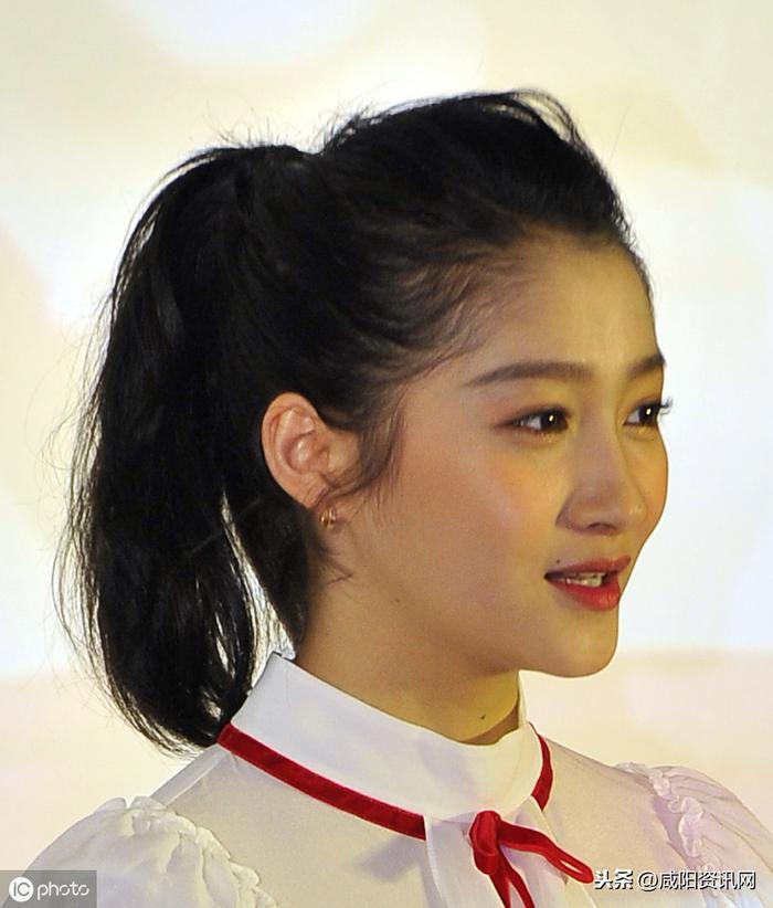 关晓彤出生于艺术世家,祖父曾是北京琴书大师,父亲曾是影视演员