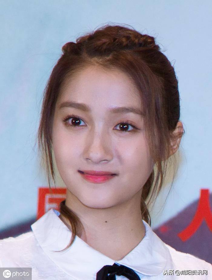 关晓彤出生于艺术世家,祖父曾是北京琴书大师,父亲曾是影视演员