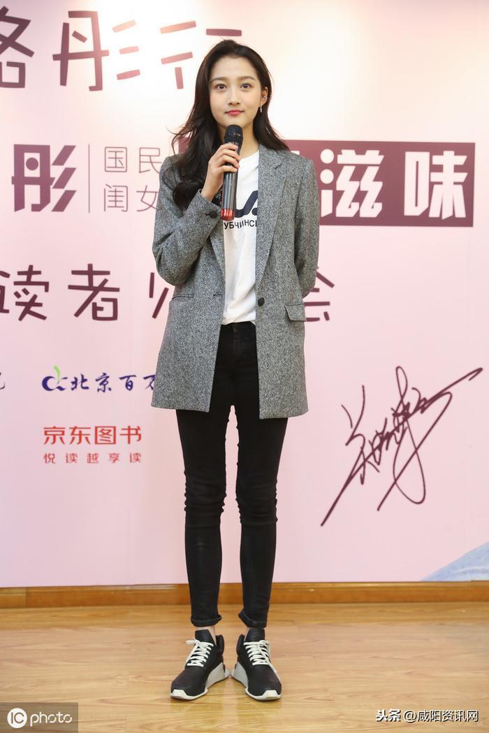 关晓彤出生于艺术世家,祖父曾是北京琴书大师,父亲曾是影视演员