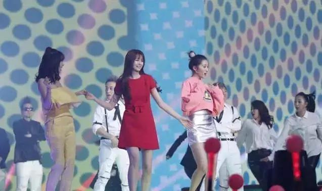 鞠婧祎159cm身高遭关晓彤吐槽讽刺,尴尬回应