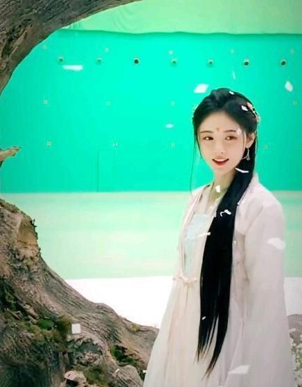 鞠婧祎再出古装照片,轻盈柔和仙气十足,像一幅仙女画