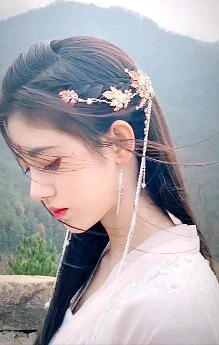 鞠婧祎再出古装照片,轻盈柔和仙气十足,像一幅仙女画