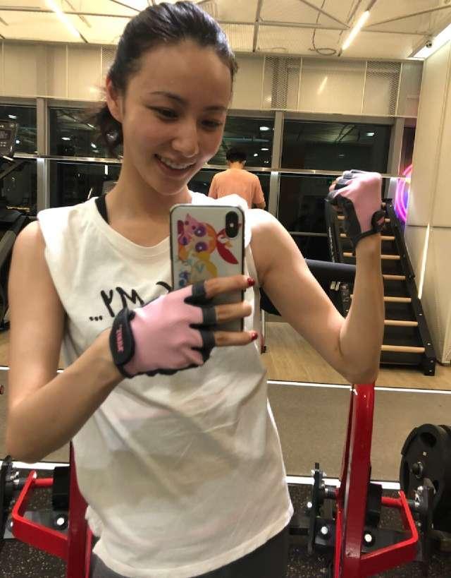 王思聪深夜发视频后秒删,三个美女骑车王校长狂笑,网友:好嗨哟