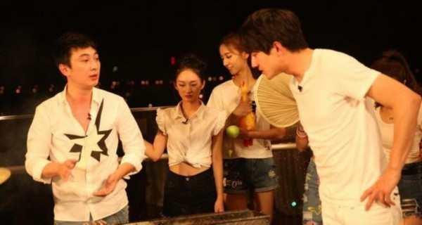 王思聪深夜发视频后秒删,三个美女骑车王校长狂笑,网友:好嗨哟