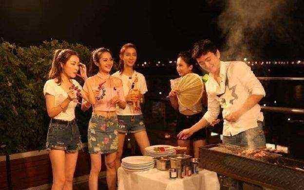 王思聪深夜发视频后秒删,三个美女骑车王校长狂笑,网友:好嗨哟