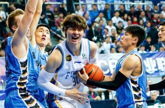18分18板!男篮最强中锋锤爆北京内线,率队21分大逆转真硬气!