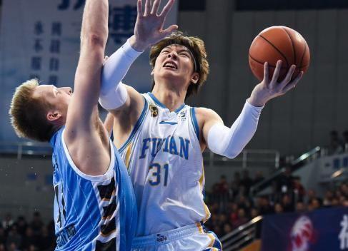 18分18板!男篮最强中锋锤爆北京内线,率队21分大逆转真硬气!