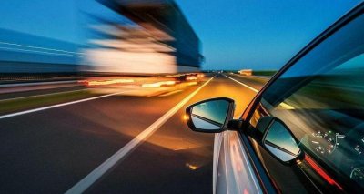 ​高速跟车开远光灯还是近光灯