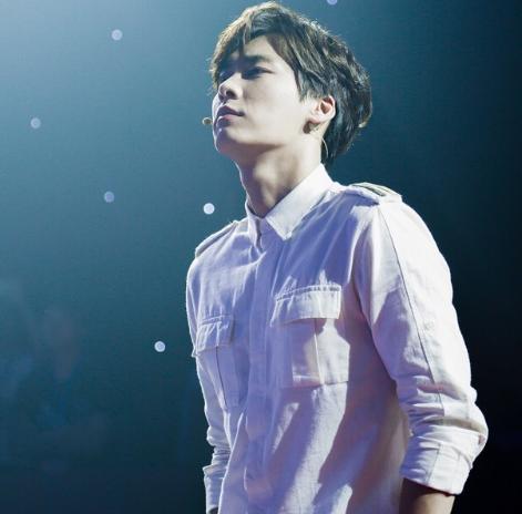 李易峰微博发文，化身烧烤师傅，还是手里的烤串更诱人