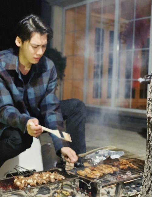 李易峰微博发文，化身烧烤师傅，还是手里的烤串更诱人