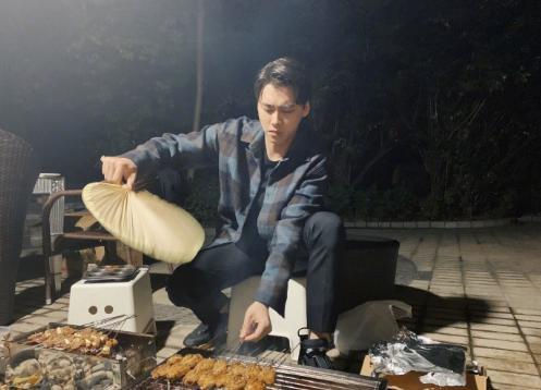 李易峰微博发文，化身烧烤师傅，还是手里的烤串更诱人