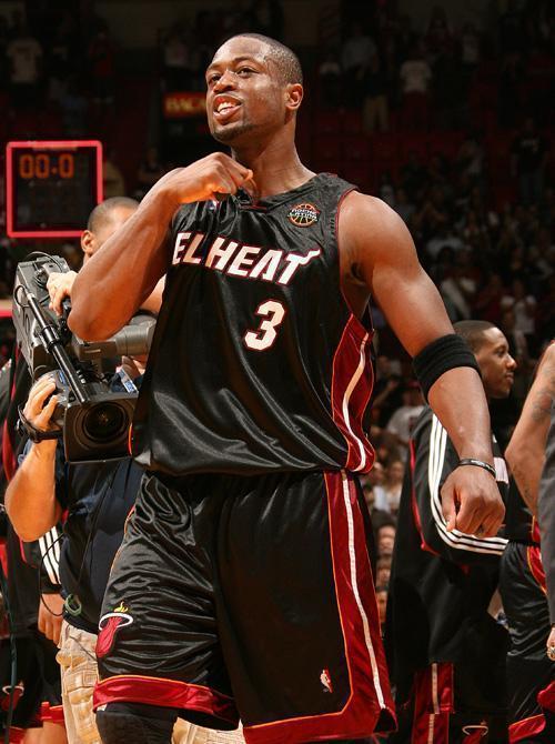 NBA最霸气的8大庆祝动作，哈登嫌你太菜，第一只能他做