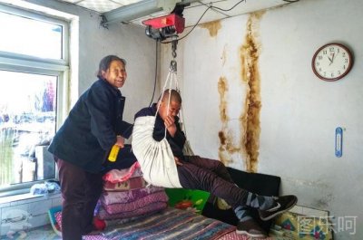​7旬娘靠升降机护理瘫儿8年，最怕自己摔倒起不来