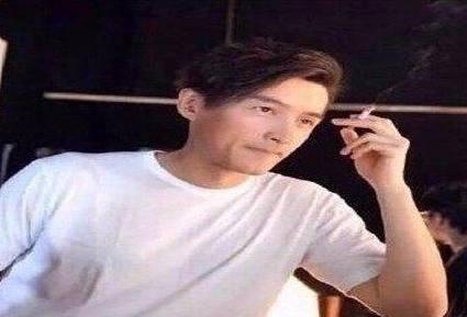 8大男星抽烟谁最帅？周润发霸气，张国荣经典，唐僧搞笑，他最帅