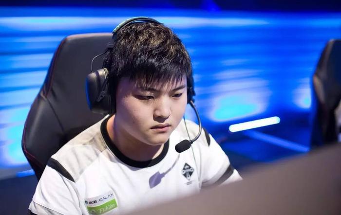 LOL: 最强AD的碰撞, Uzi薇恩vsDeft小炮