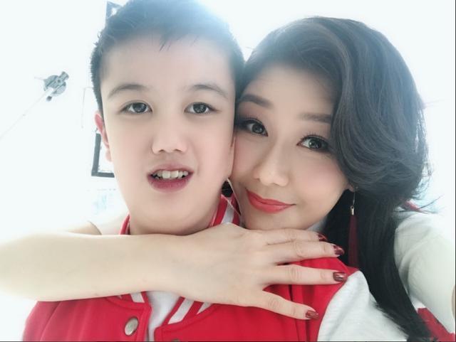 在TVB时明明口碑绝佳，偏要去拍王晶情色电影，今与养子相依为命