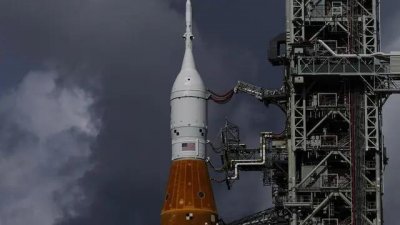 美国登月火箭,为何一再故障?总想“压制中国”,才是真正病根