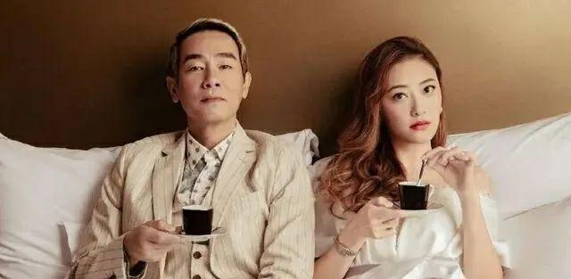 “山鸡哥”陈小春,为何会被小16岁的应采儿“压得死死的”?