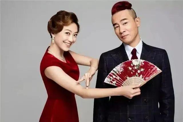 “山鸡哥”陈小春,为何会被小16岁的应采儿“压得死死的”?