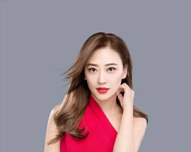 “山鸡哥”陈小春,为何会被小16岁的应采儿“压得死死的”?