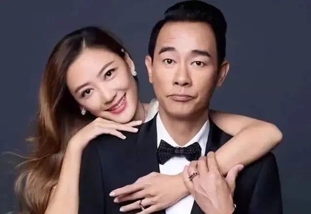 “山鸡哥”陈小春,为何会被小16岁的应采儿“压得死死的”?