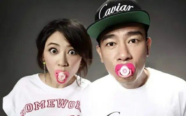 “山鸡哥”陈小春,为何会被小16岁的应采儿“压得死死的”?