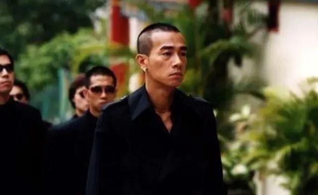 “山鸡哥”陈小春,为何会被小16岁的应采儿“压得死死的”?