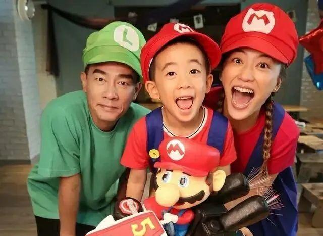 “山鸡哥”陈小春,为何会被小16岁的应采儿“压得死死的”?