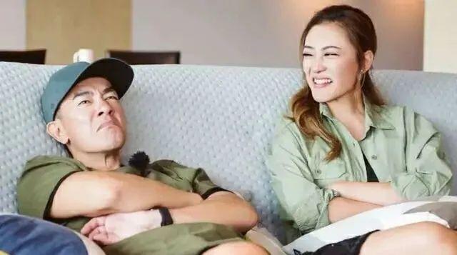 “山鸡哥”陈小春,为何会被小16岁的应采儿“压得死死的”?