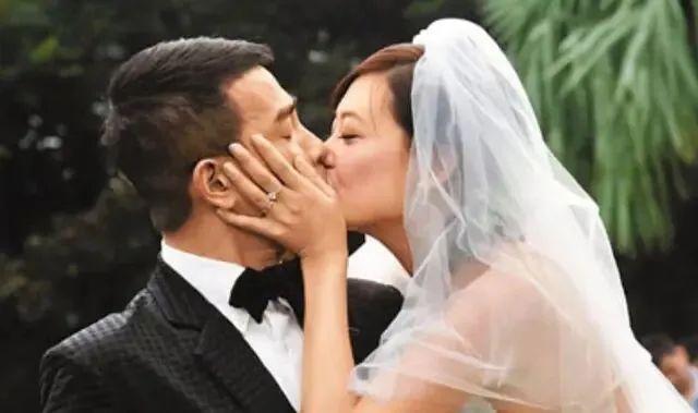 “山鸡哥”陈小春,为何会被小16岁的应采儿“压得死死的”?