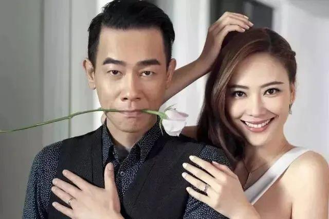 “山鸡哥”陈小春,为何会被小16岁的应采儿“压得死死的”?