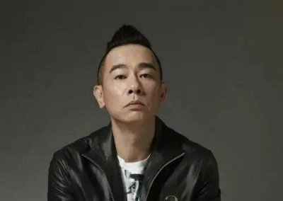 “山鸡哥”陈小春,为何会被小16岁的应采儿“压得死死的”?