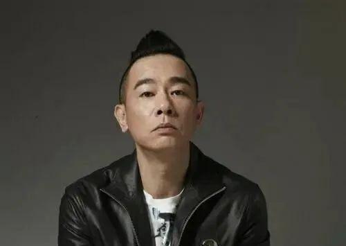 “山鸡哥”陈小春,为何会被小16岁的应采儿“压得死死的”?