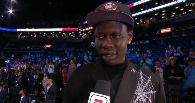 NBA最高球员之子正式签约，大学场均贡献21分10篮板2.7盖帽