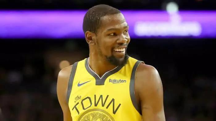 KD是世界上最好球员，詹皇不配第一人！两大球星谁是第一？