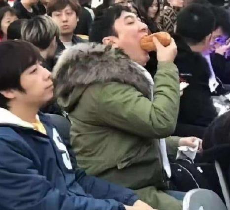 王思聪吃热狗的动作上热搜之后,迪丽热巴喝雪碧的动作也要火了