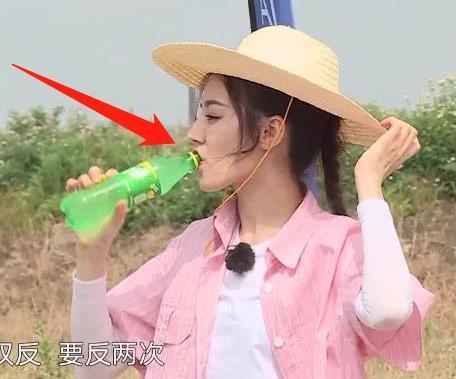 王思聪吃热狗的动作上热搜之后,迪丽热巴喝雪碧的动作也要火了