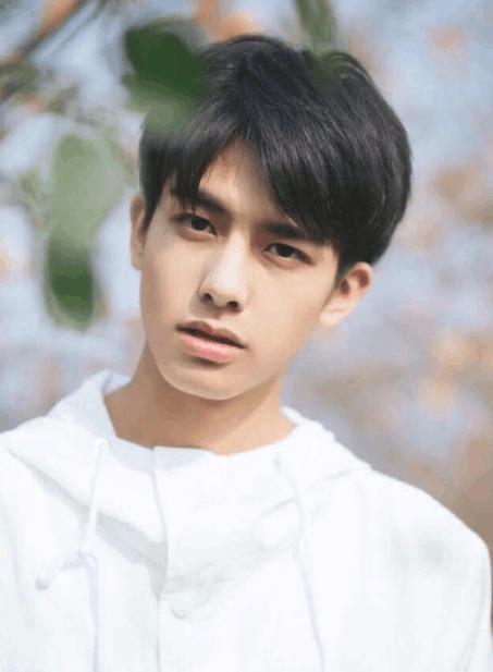 当红小鲜肉晒素颜照被指差别太大, 网友表示很失望