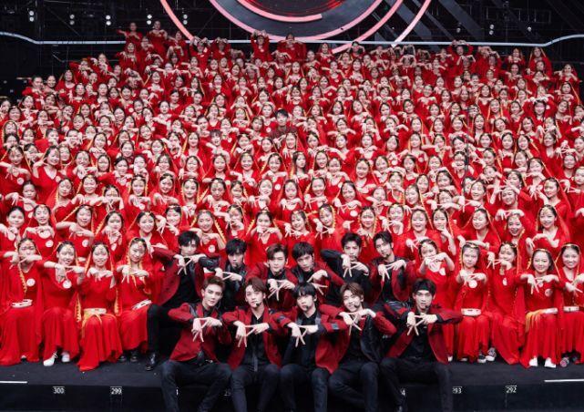 R1SE成员集体脱妆：夏之光帅气，何洛洛可爱，最厉害的是他